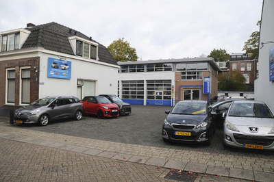 909240 Gezicht op het terrein van Garage Van der Wind (Nicolaasweg 42) te Utrecht.